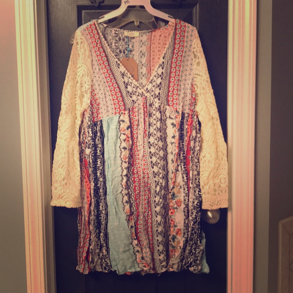 Tunic dress with lace sleeves